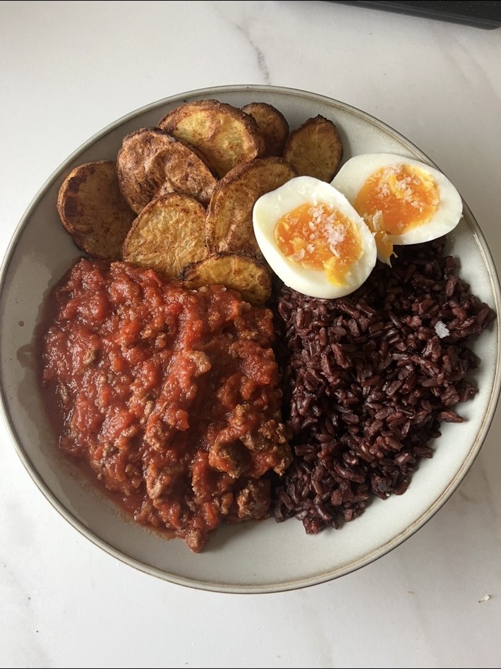 Måltid med kjøtt, ris, poteter og egg
