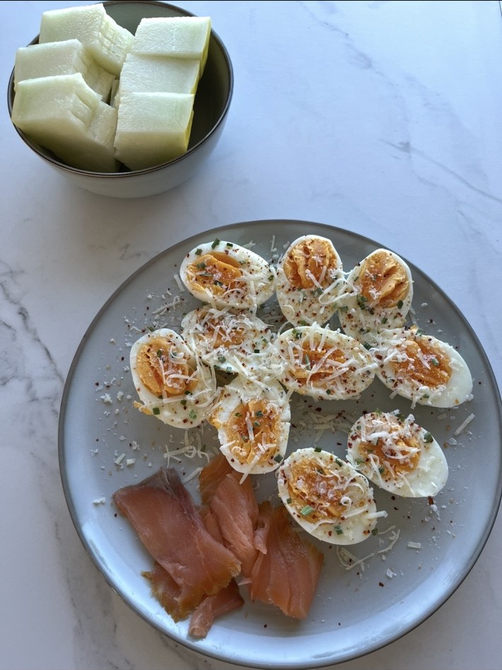 Egg, laks og melon