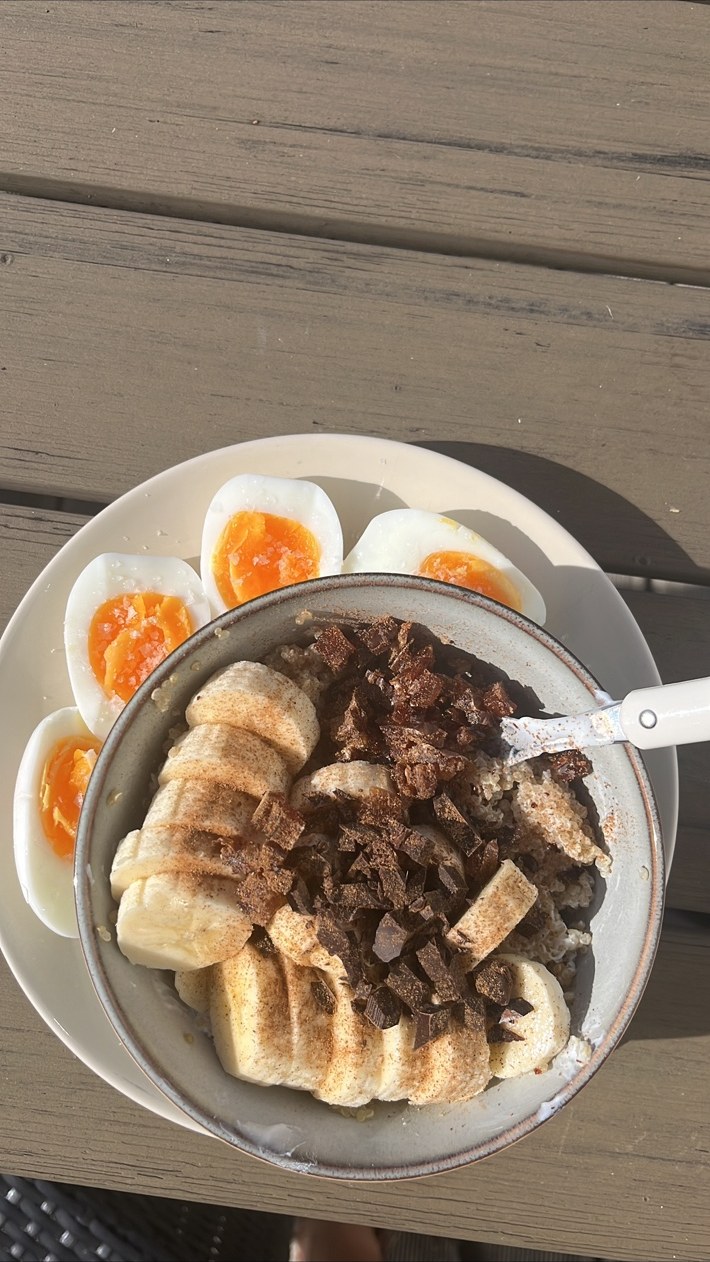 Bowl med banan og sjokolade, servert med egg